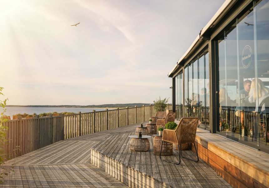 Terass utanför hotell Tylösands restaurang med havsutsikt 