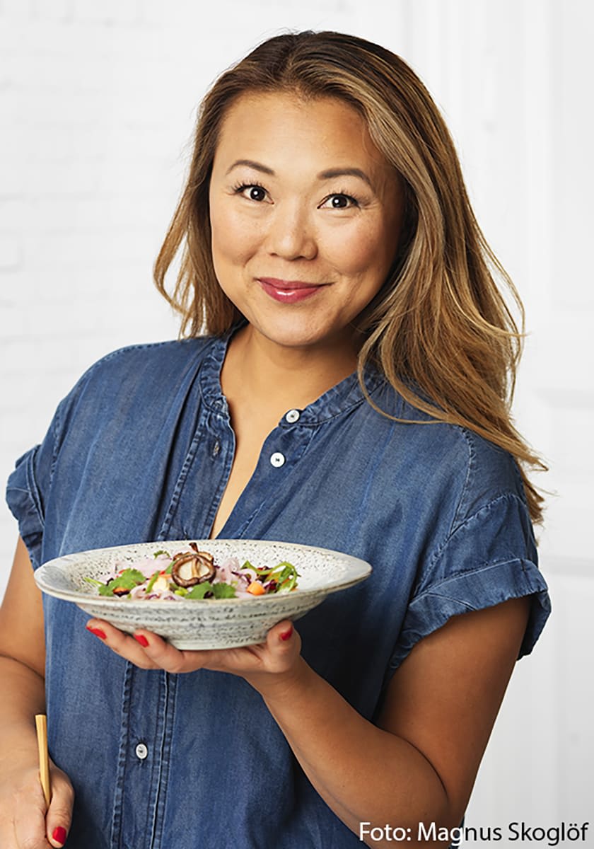 Jennie Walldén med en tallrik koreansk mat