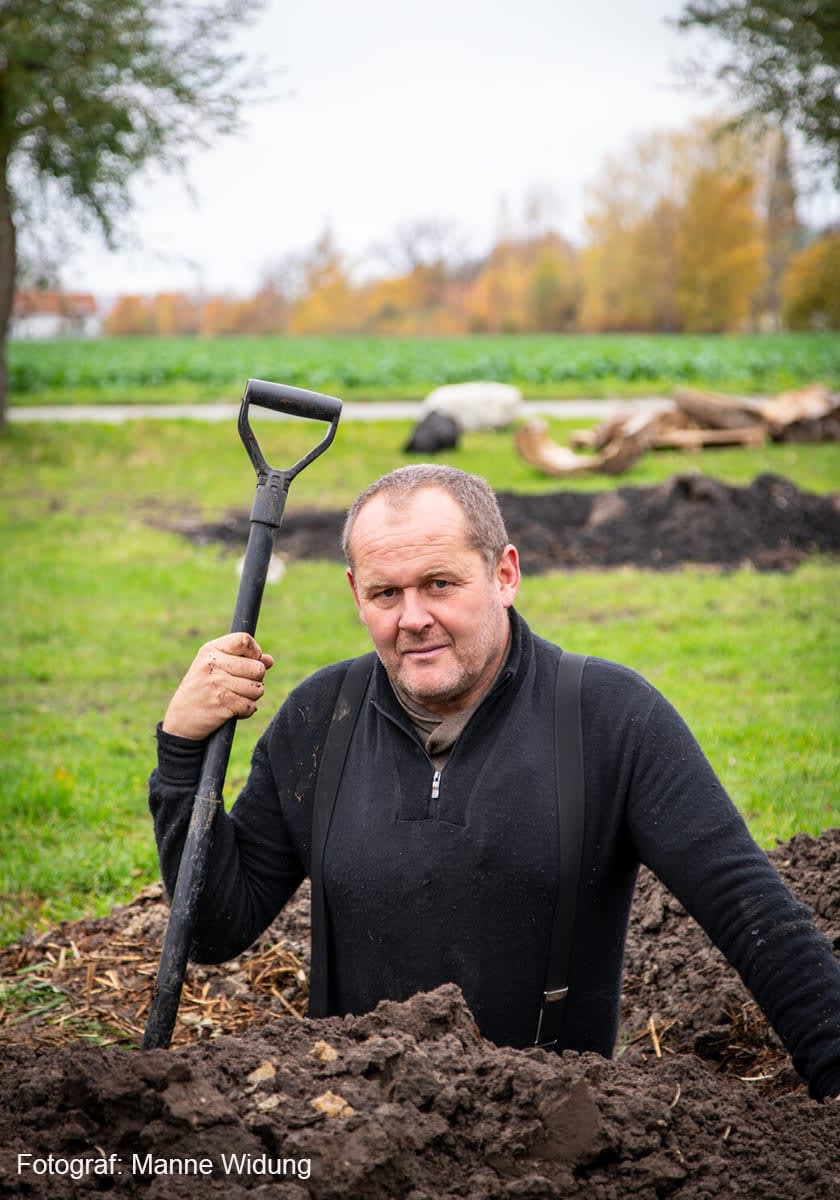 John Taylor med spade i grävt hål