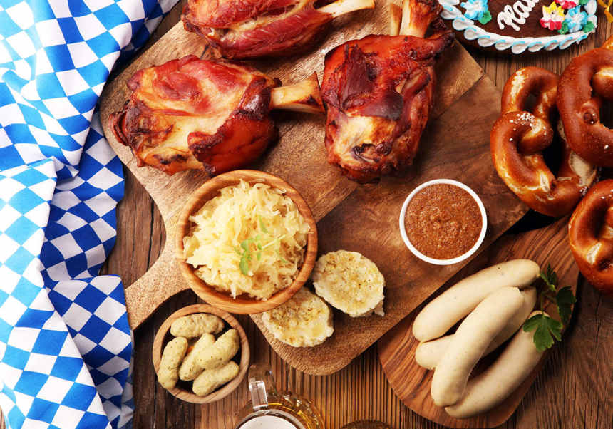 Traditionell tysk mat som Schweinshaxe, pretzels och andra bavariska specialiteter