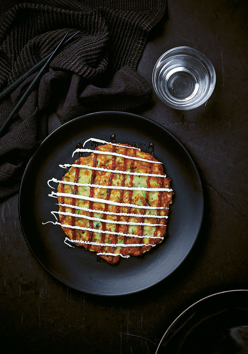 Okonomiyaki på svart tallrik