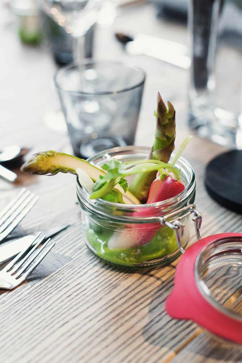Sallad serverad i glasburkar