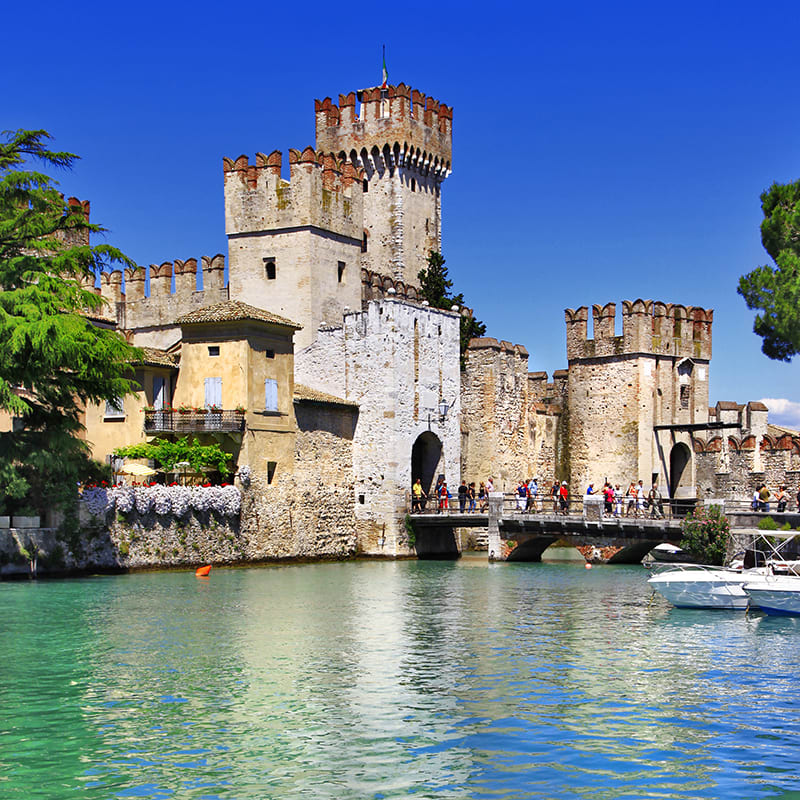 Castello di sirmione vid Gardasjön