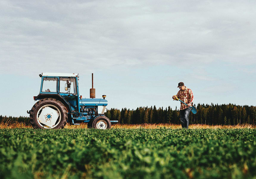 Traktor på fält