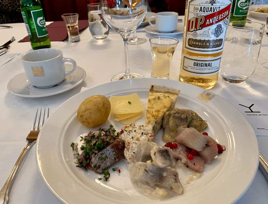 Silltallrik serverad under SM i nyskrivna snapsvisor