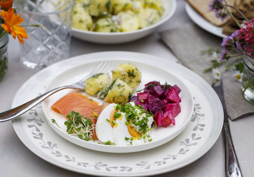 Tallrik med midsommarmat
