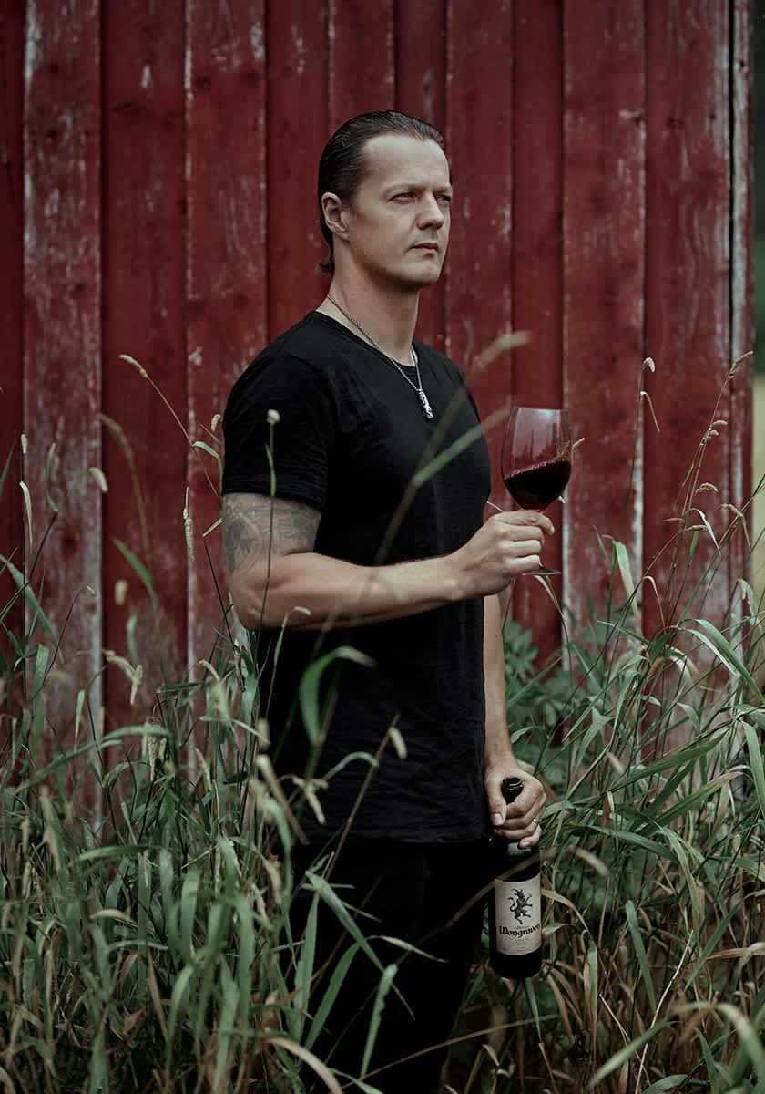 Sigurd Wongraven med ett glas rödvin