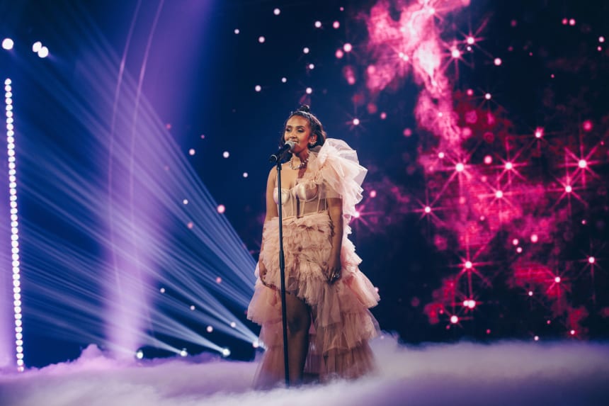 Nadja Kasanesh på scenen i Idol 2020. Foto: TV4/CMORE