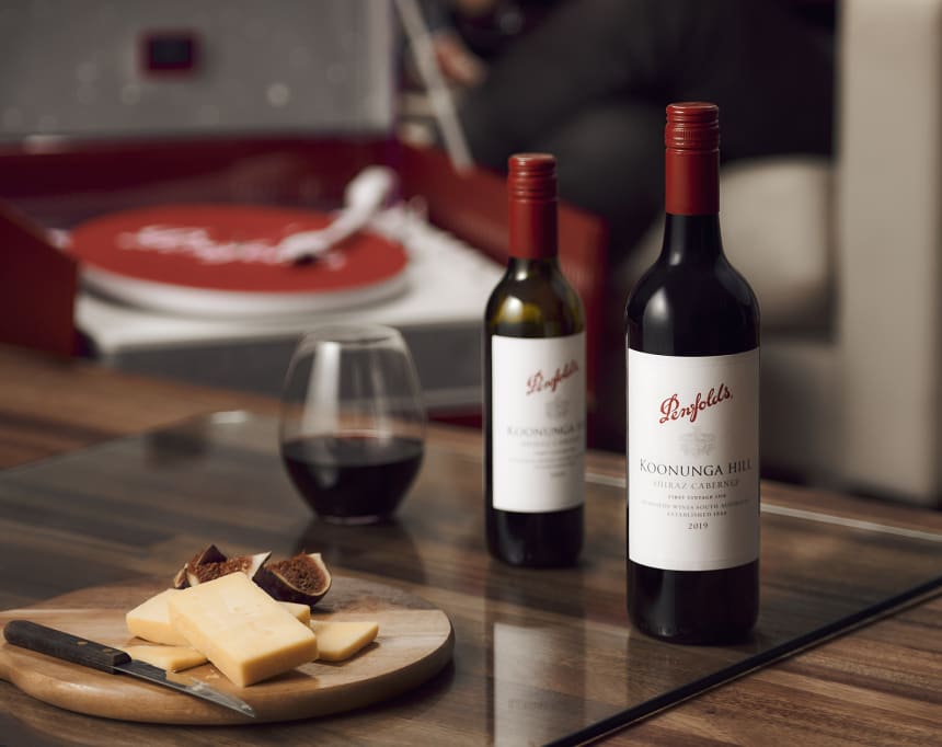 Penfolds_Koonunga_Hill_Shiraz_Cabernet_pullot_pöydällä