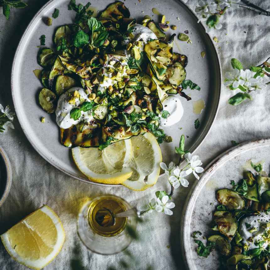 Nordic Summer Cookbook grillattu kesäkurpitsa-vuohenjuustosalaatti