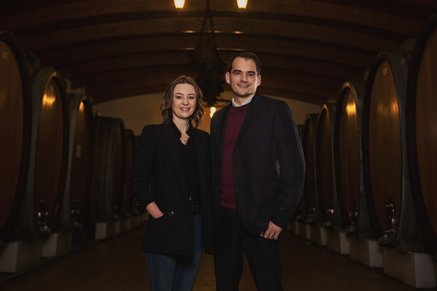 Andrea ja punaviineistä vastaava viinitekijä Samuel Viljoen.