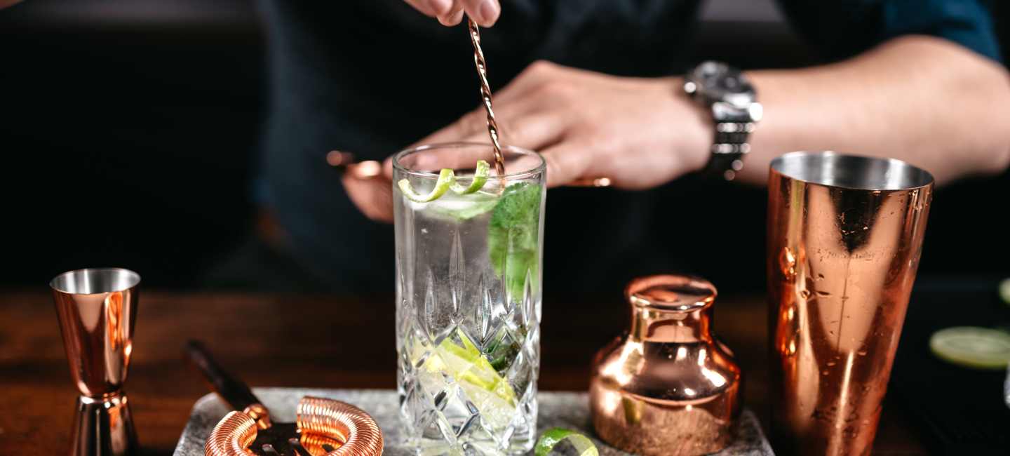 baarimestari ja gintonic-drinkki
