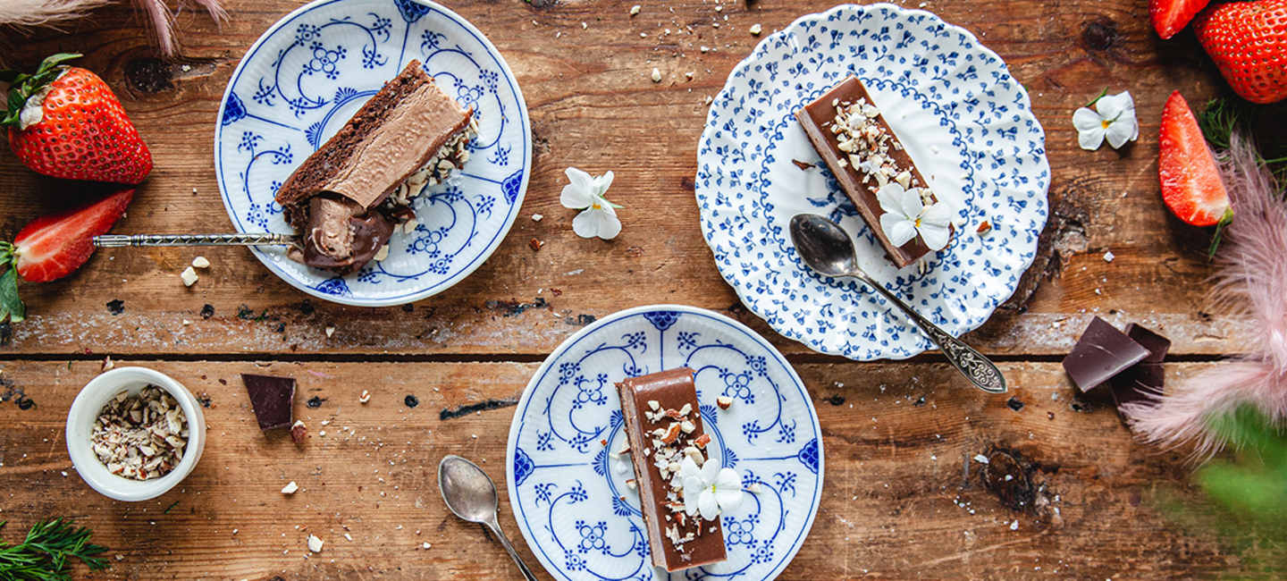 Chokladmoussebakelser med mandelbotten