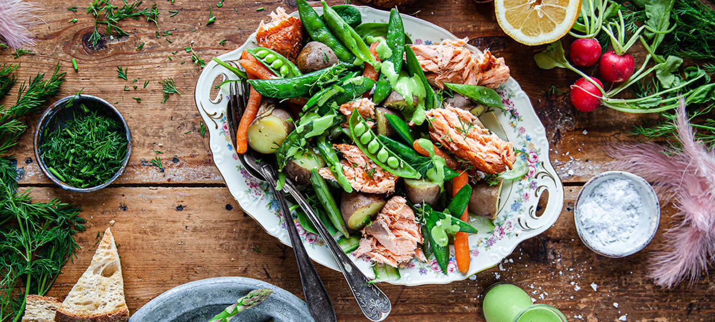 Sallad med varmrökt lax och primörer