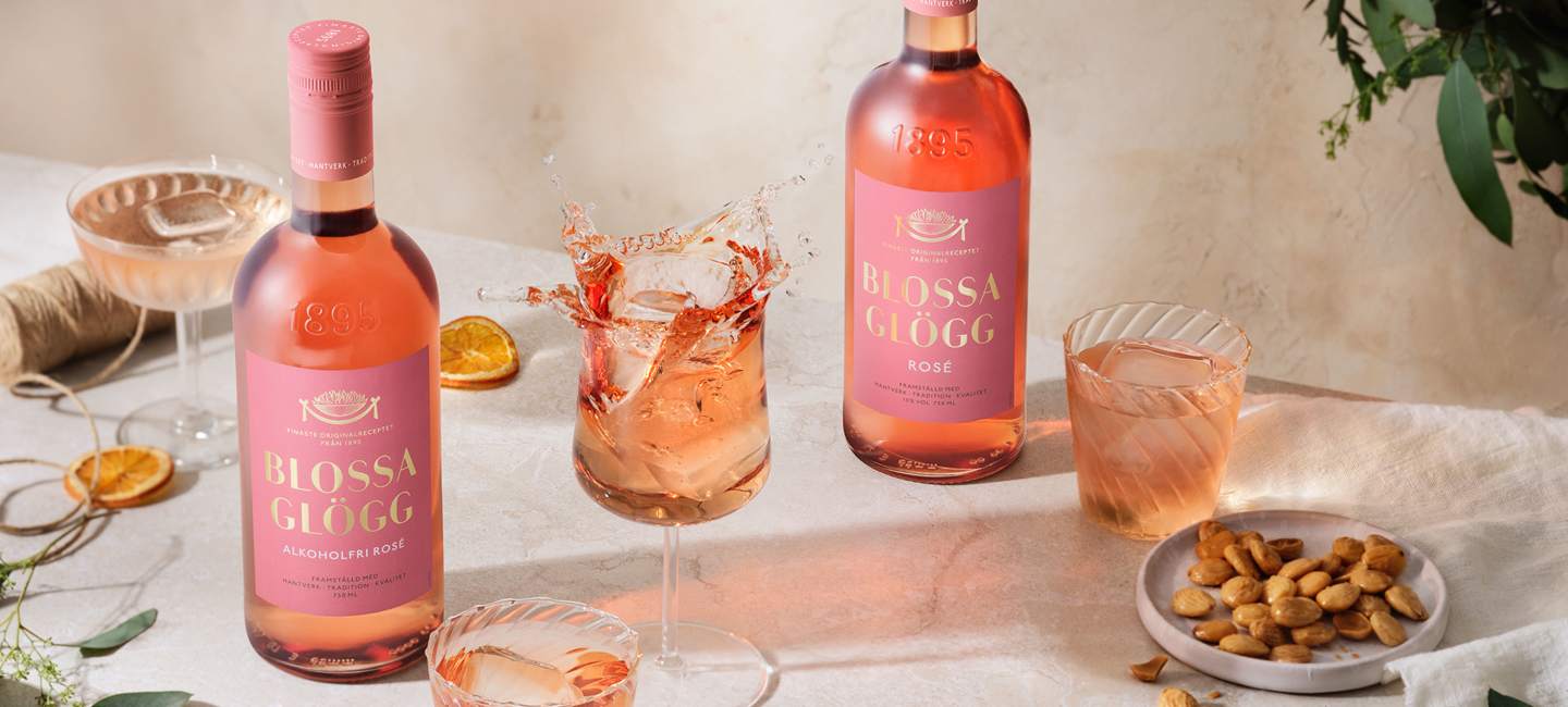 Blossa Rosé - med 10% alkohol samt alkoholfri på ett bord med glas.