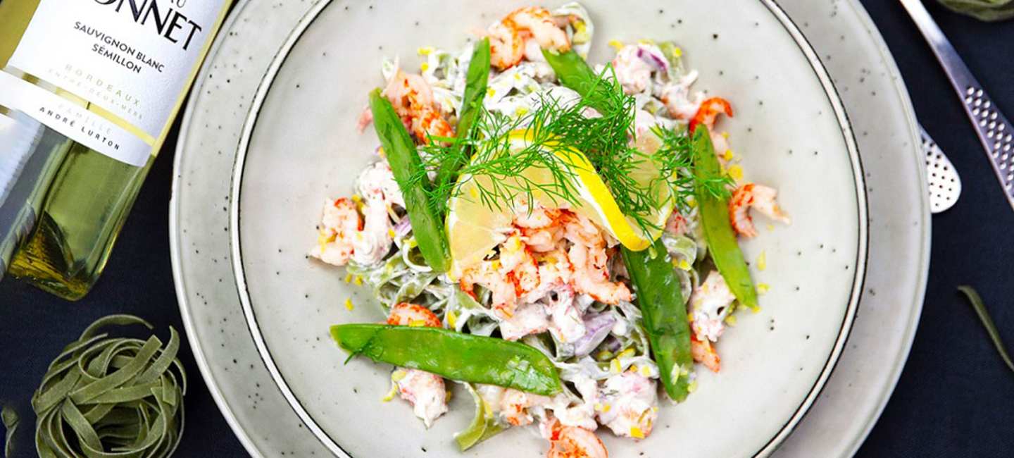 Pasta med kräftstjärtar och dill.
