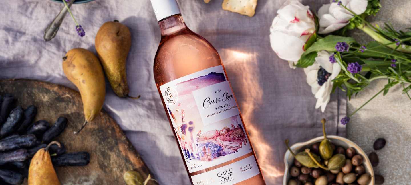 CHILL OUT Cuvée Rosé Pays d'Oc på linneduk med frukter och blommor
