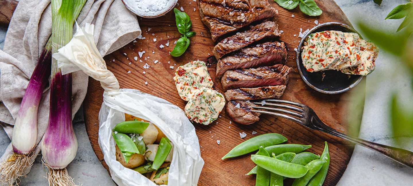 Grillad biff med lök och ärtskidor
