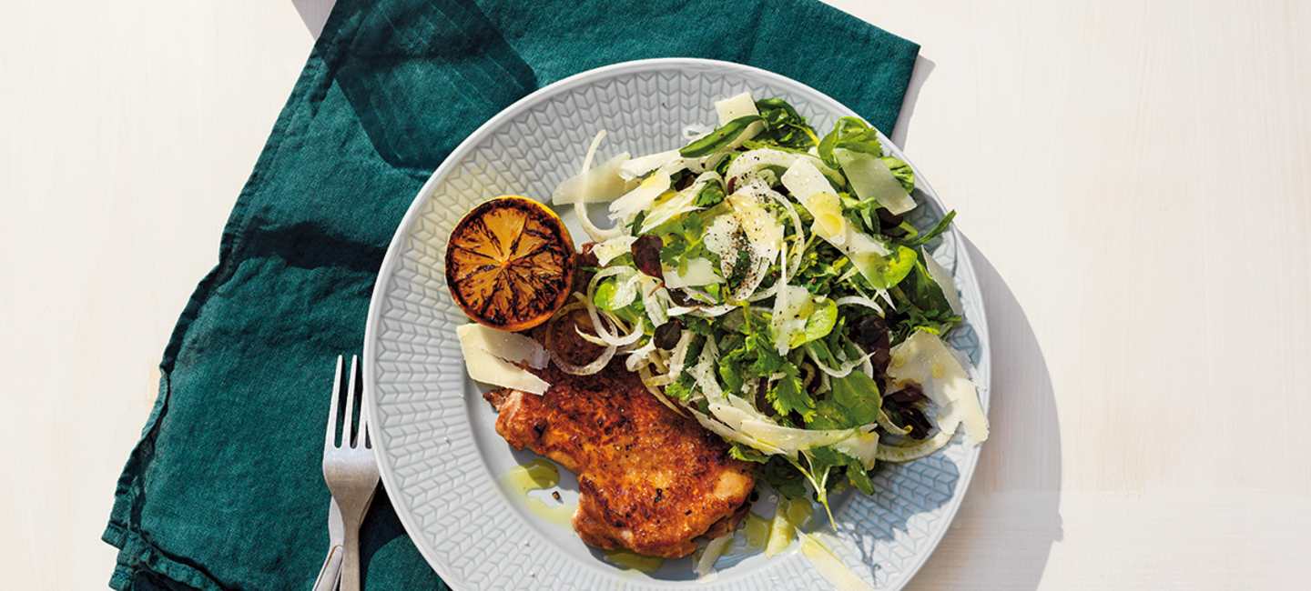 Stekt kycklinglår med fänkålssallad och stekt citron