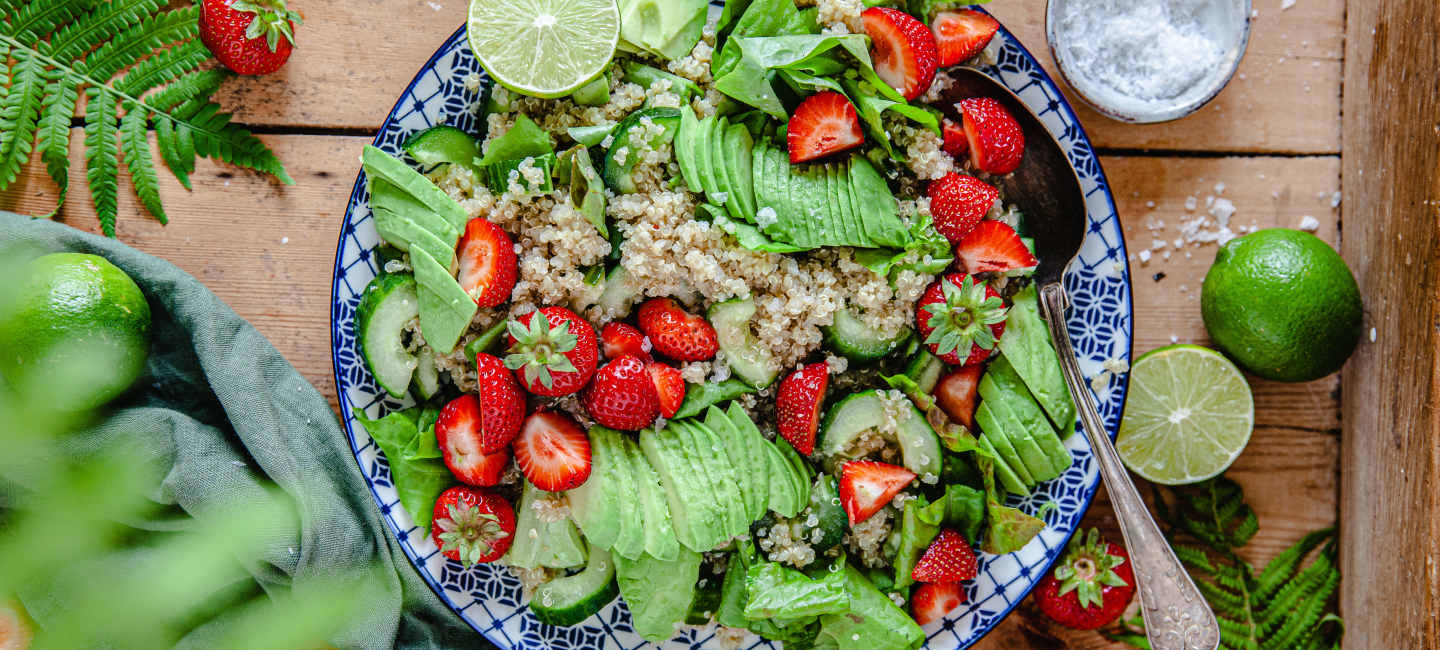 Sommarsallad med quinoa och jordgubbar