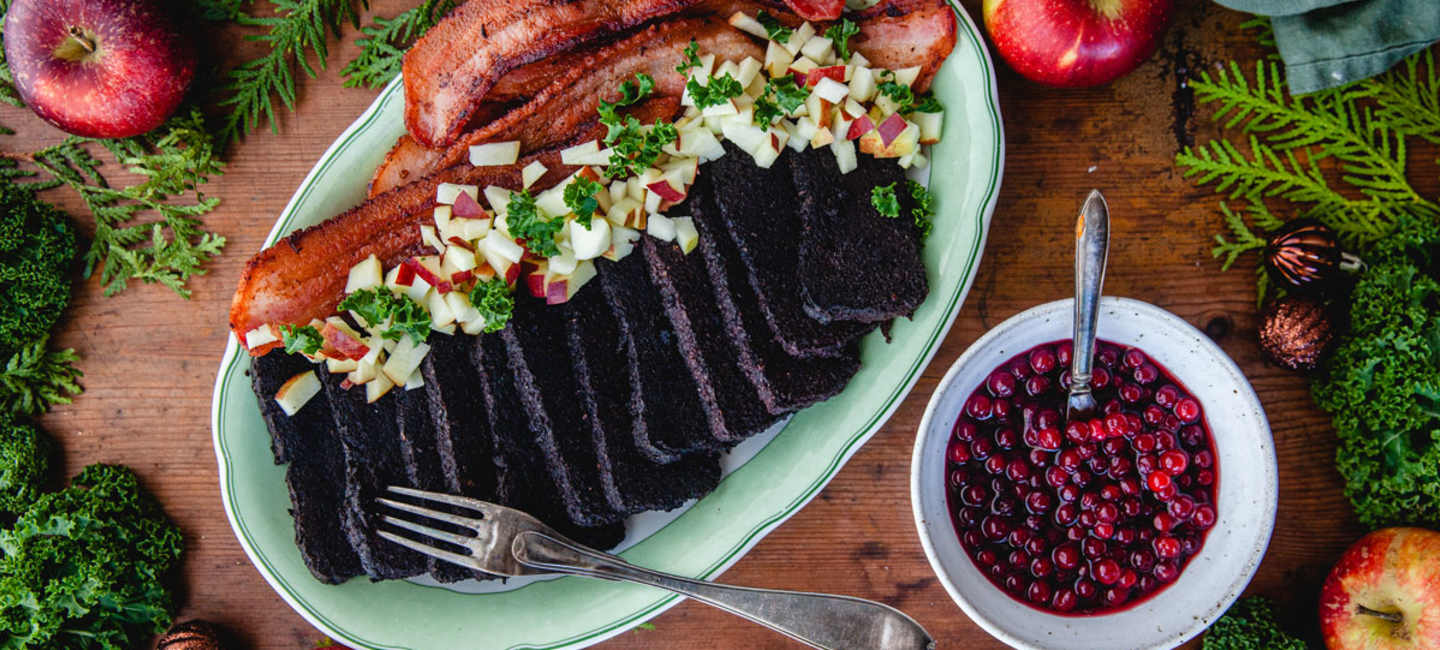 Julkryddad blodpudding med stekt fläsk och glöggmarinerade lingon.