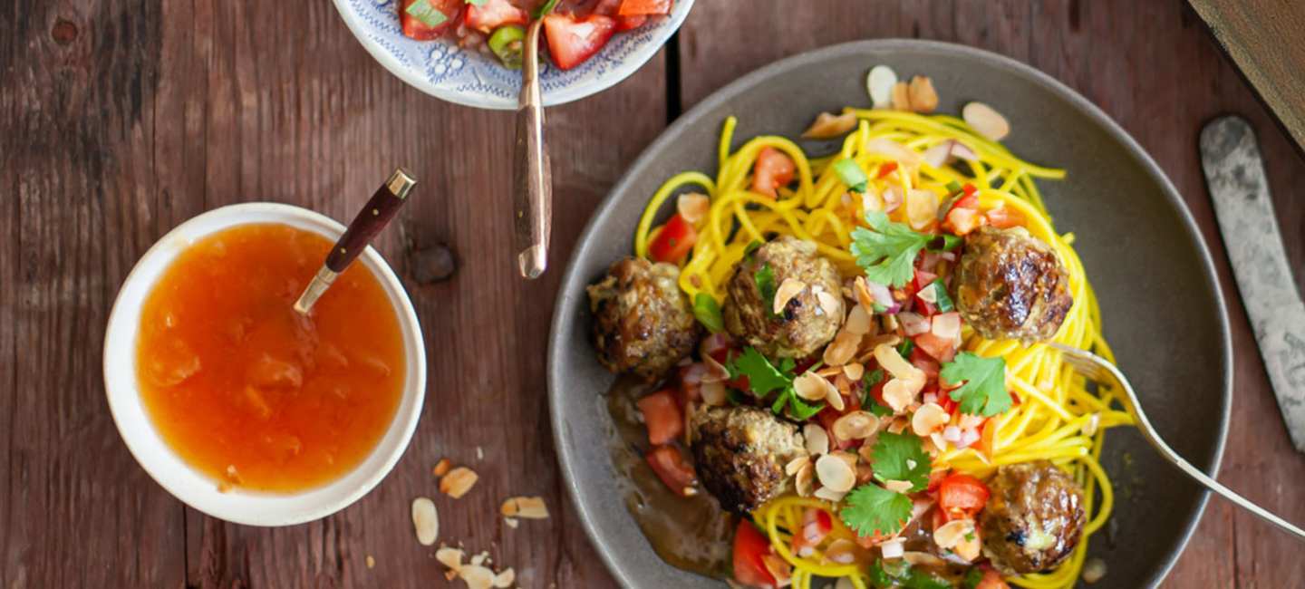 Bobotie-köttbullar med gul pasta och tomatsalsa
