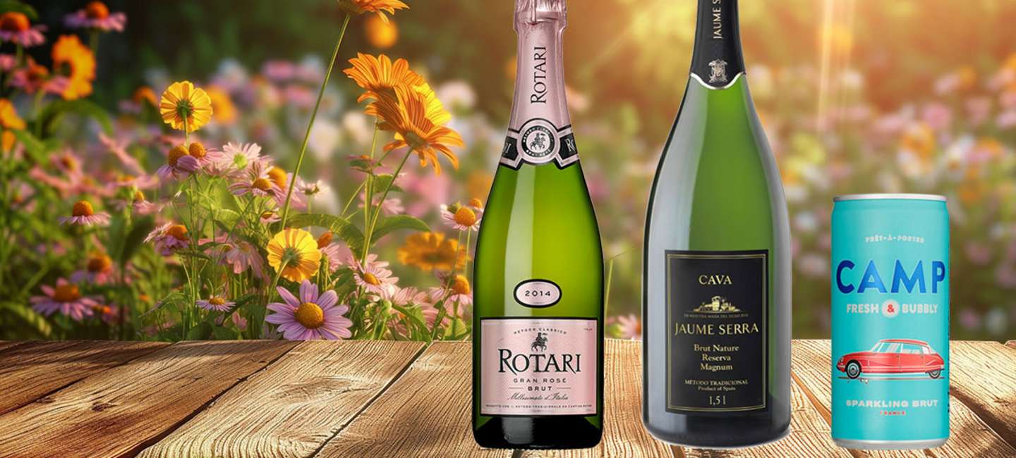 Tre vinflaskor mot en bakgrund av blomsteräng.