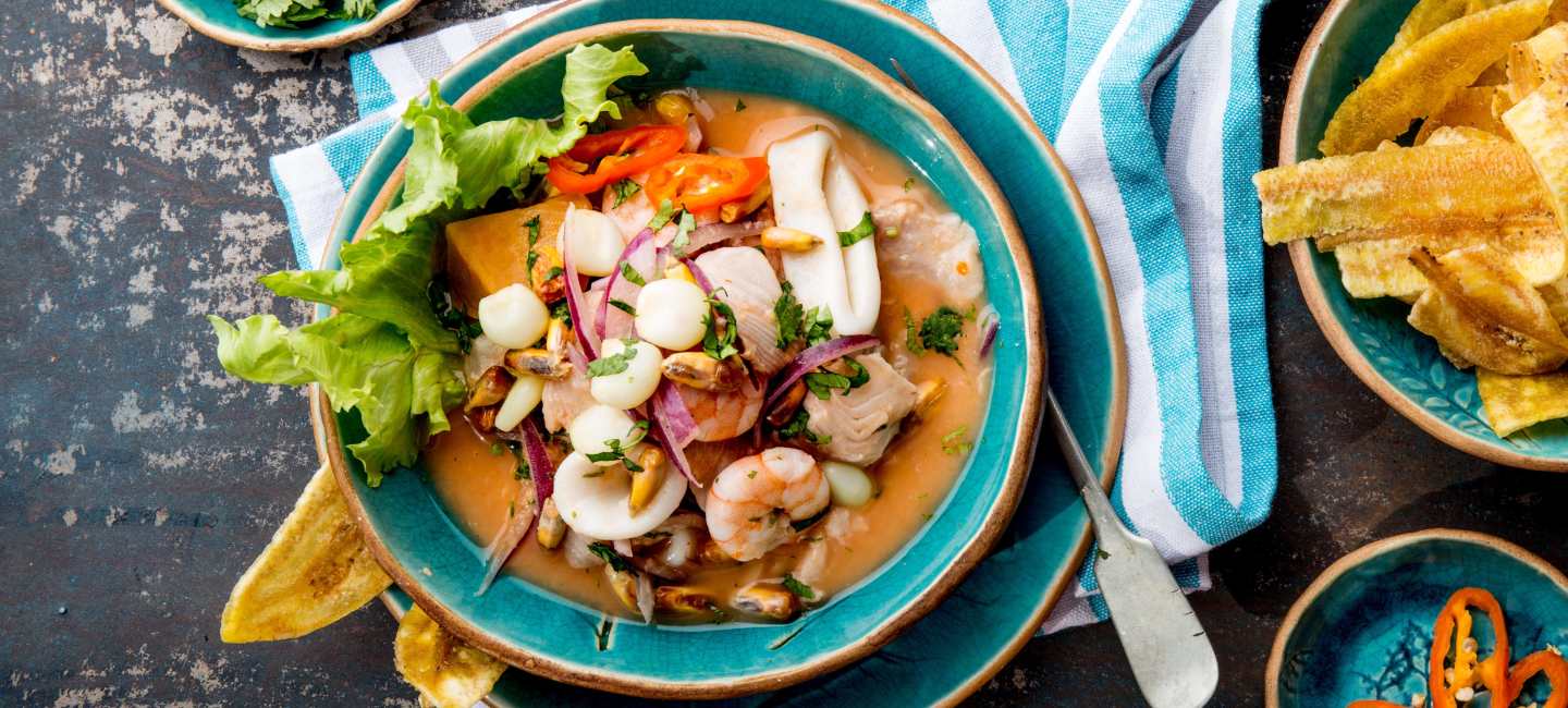 Ceviche med marinerad torsk och skaldjur samt lime och chili.