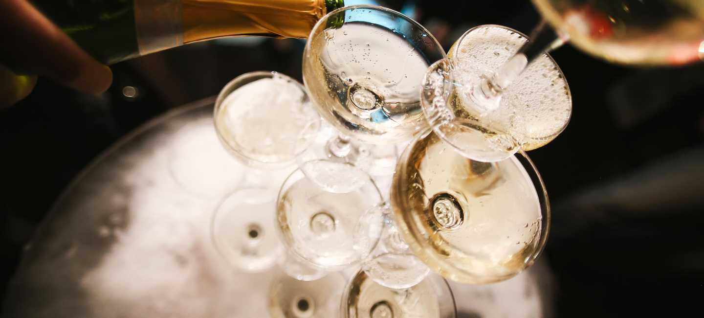 Champagne som hälls på en pyramid av glas.