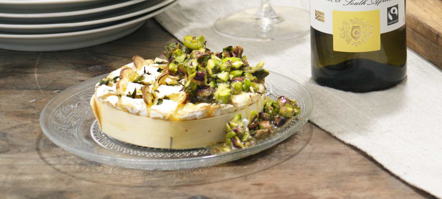 Ugnsbakad brie med pistagetopping.