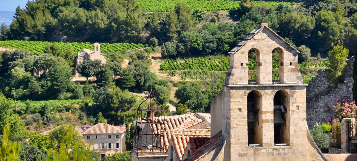 Fasad av en kyrka i Côte du Rhône Village, 