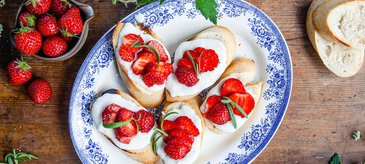 Crostini med getostcrème och jordgubbar.