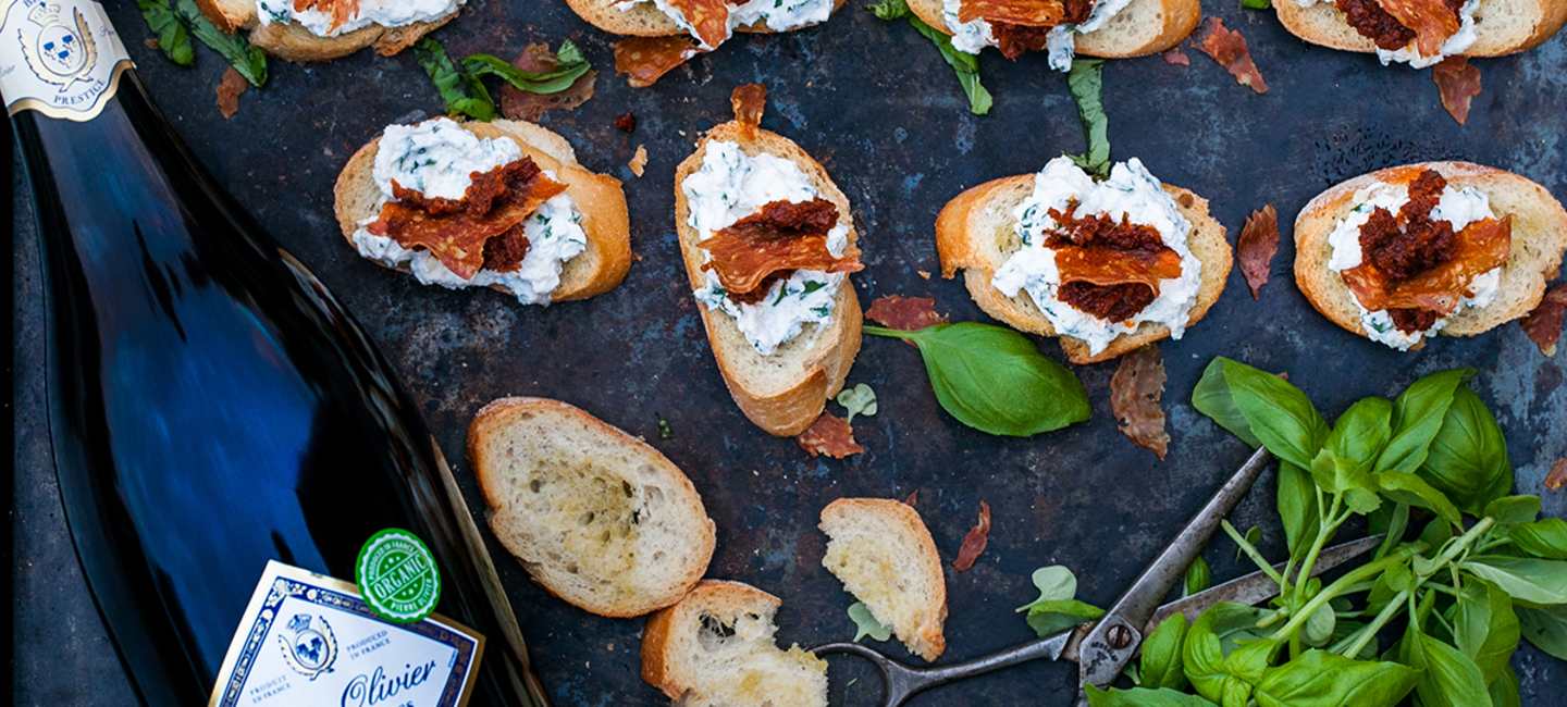 Crostini med ricotta, soltorkade tomater och salamichips