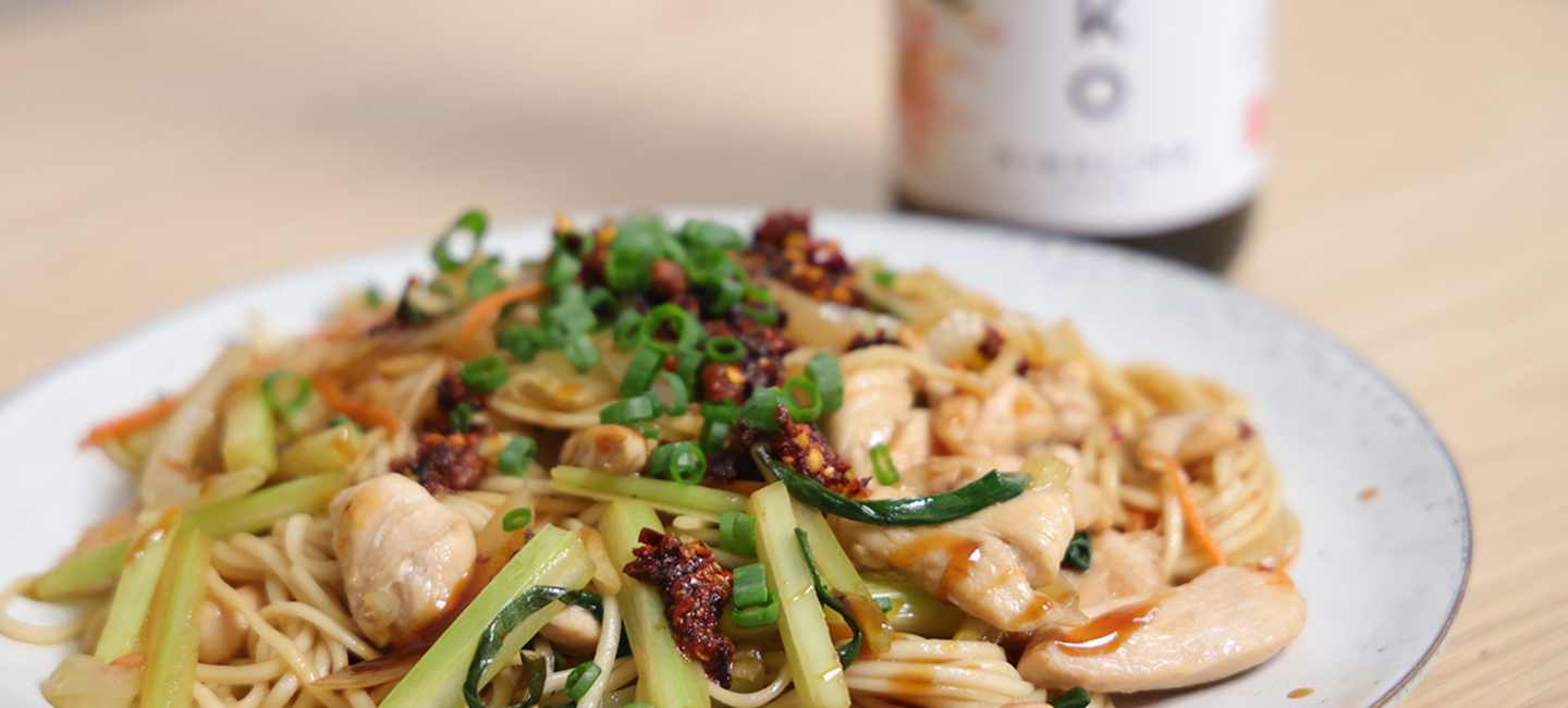 Kinesisk kycklingwok och en flaska YOKO Riesling.