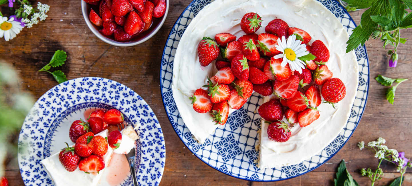 Flädercheesecake med marinerade jordgubbar.
