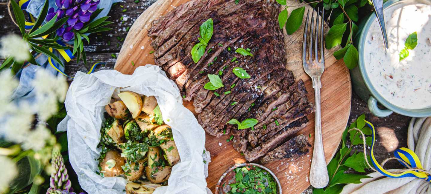 Flapsteak med färskpotatis och sås.