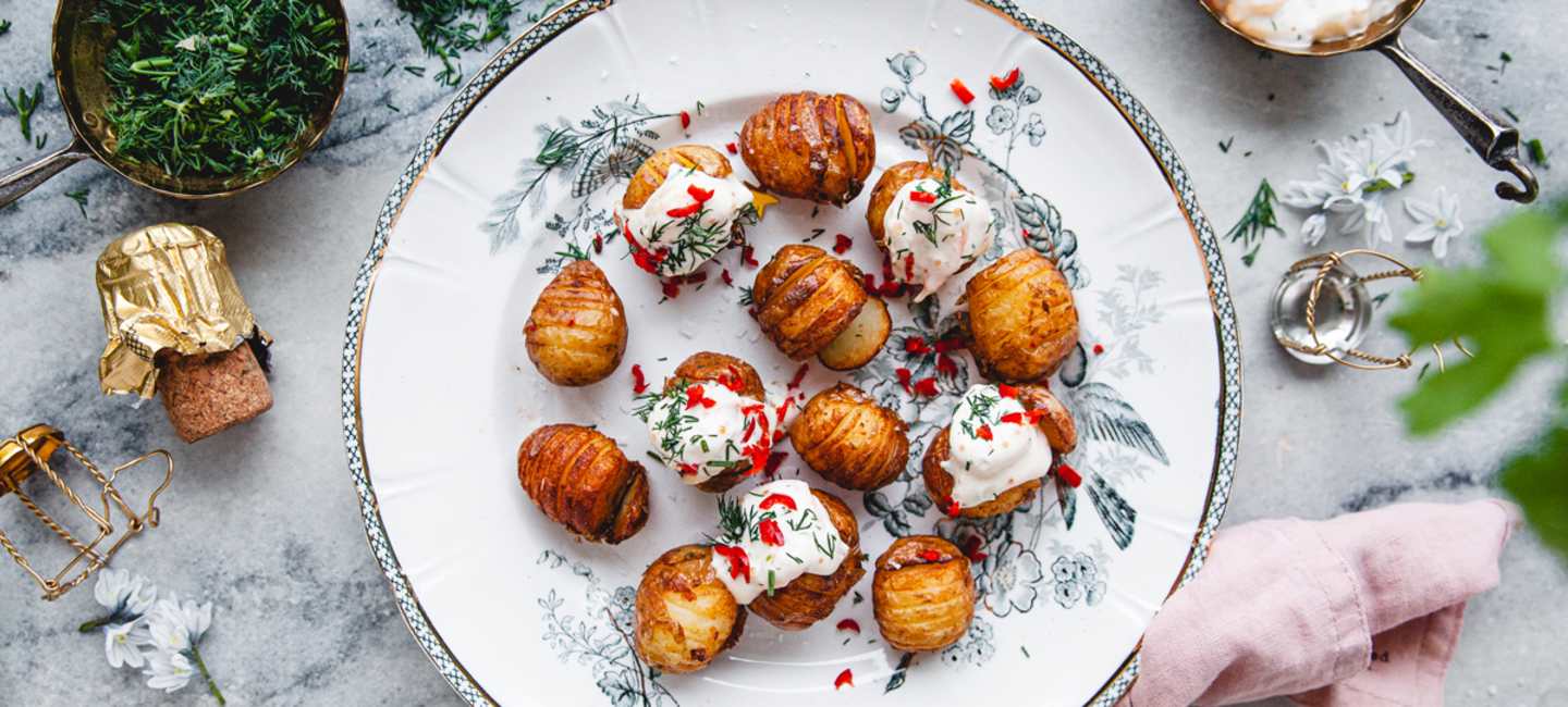 Färskpotatis med het skagenröra, en förrätt till påsk.