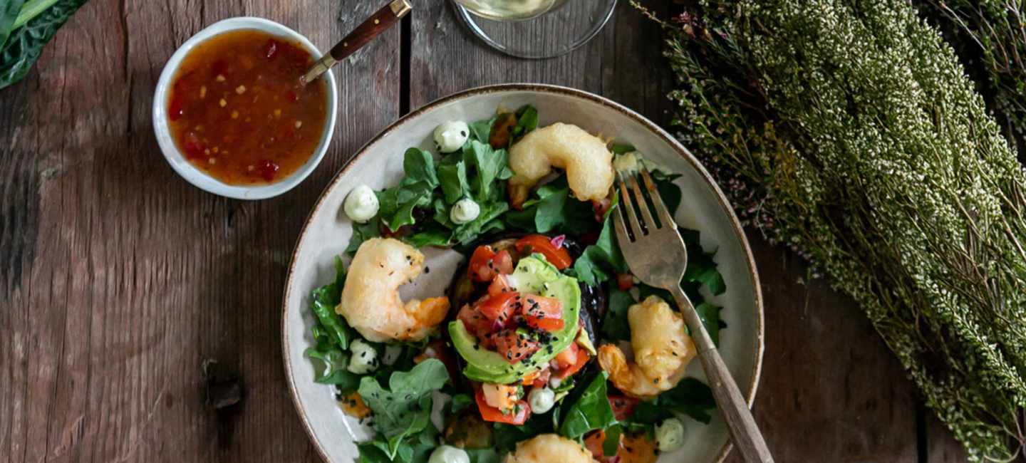 Friterade räkor med avokado och basilikakräm.