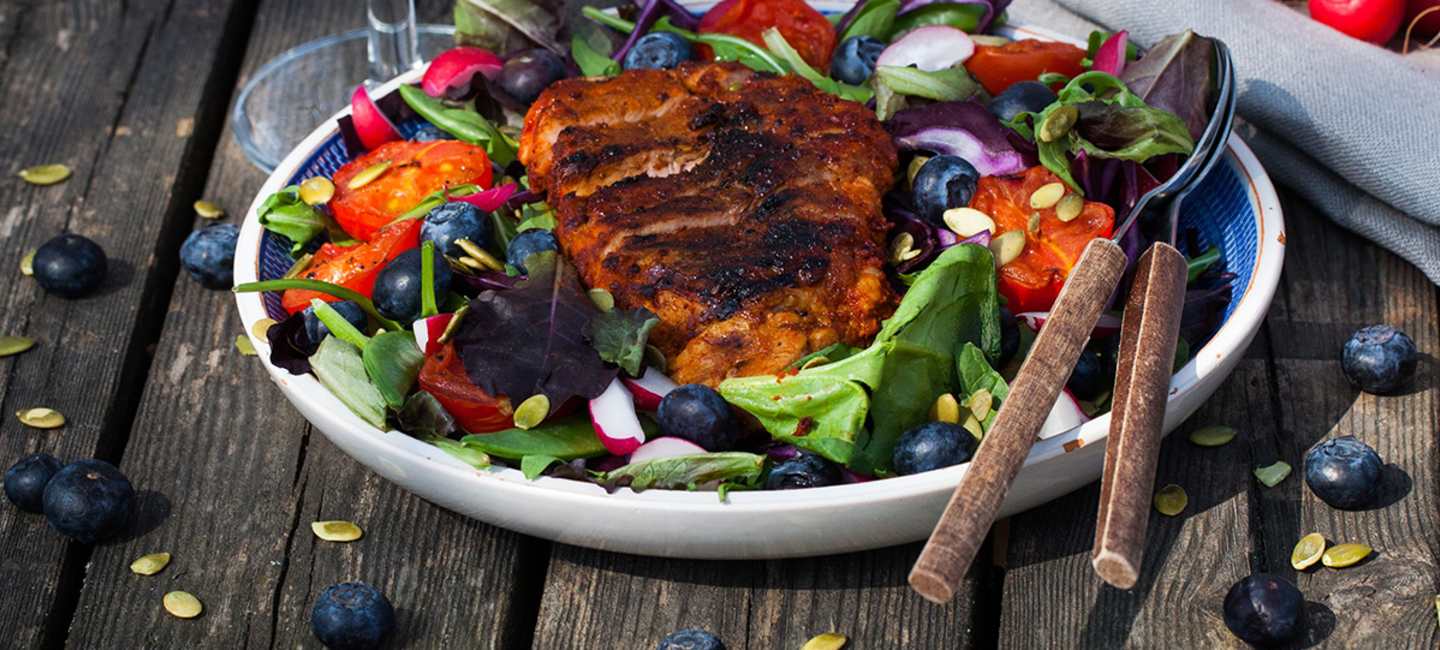 Grillad entrecôte med sallad och blåbärsvinägrett
