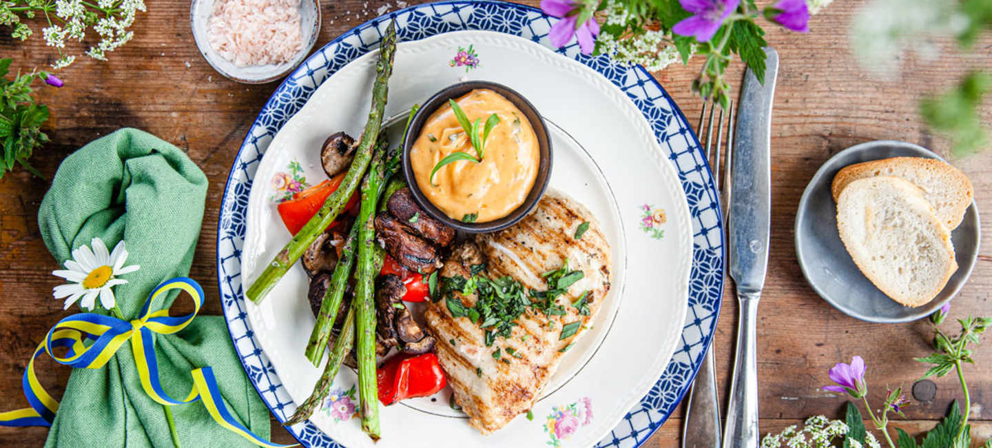 Örtmarinerad grillad kyckling med grillade grönsaker och choronsås.