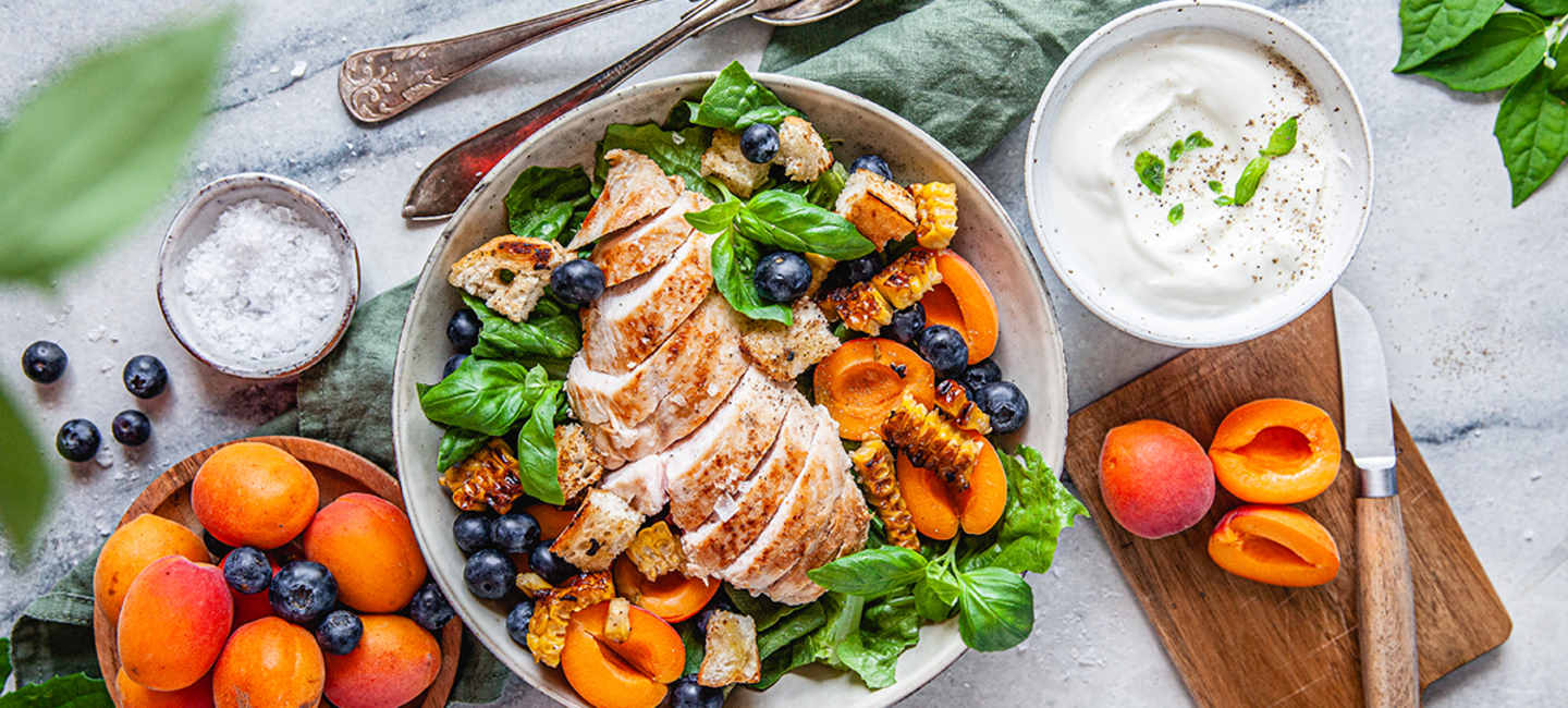Grillad kycklingsallad med getostkräm på marmorbord