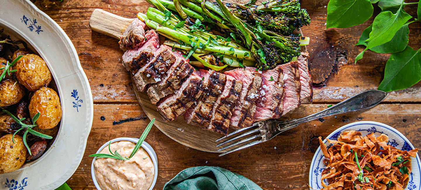 Grillad ryggbiff med confiterad potatis, sotad sparrisbroccoli och friterad palsternacka 