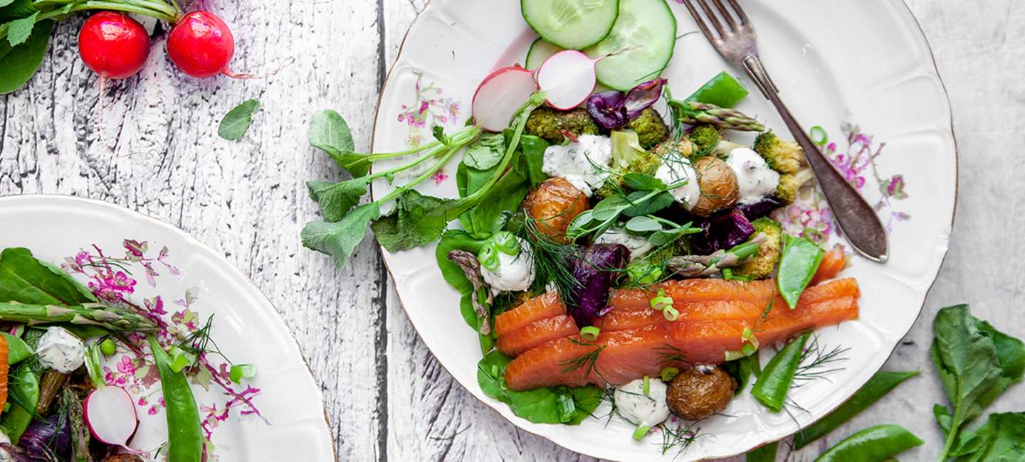 Rökt lax och grillade primörer med dill- och löjromscrème