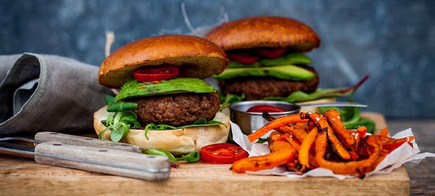 Hamburgare med ugnsrostade morotsstavar