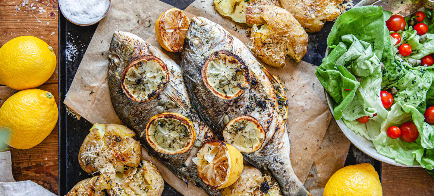 Helgrillad fisk med krossad potatis och kaprisdressing.