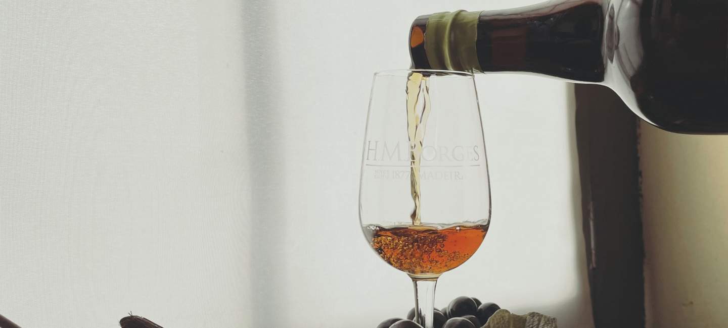 Madeiravin hälls upp i glas.