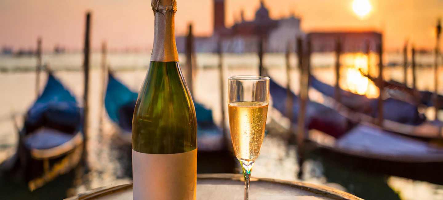 Mousserande vin från Italien med Venedig i bakgrunden.