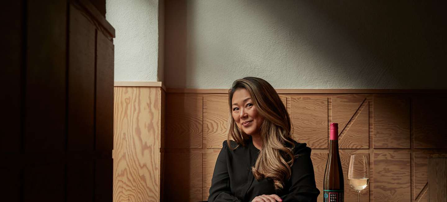 Jennie Walldén med sitt eget vin Universal Riesling