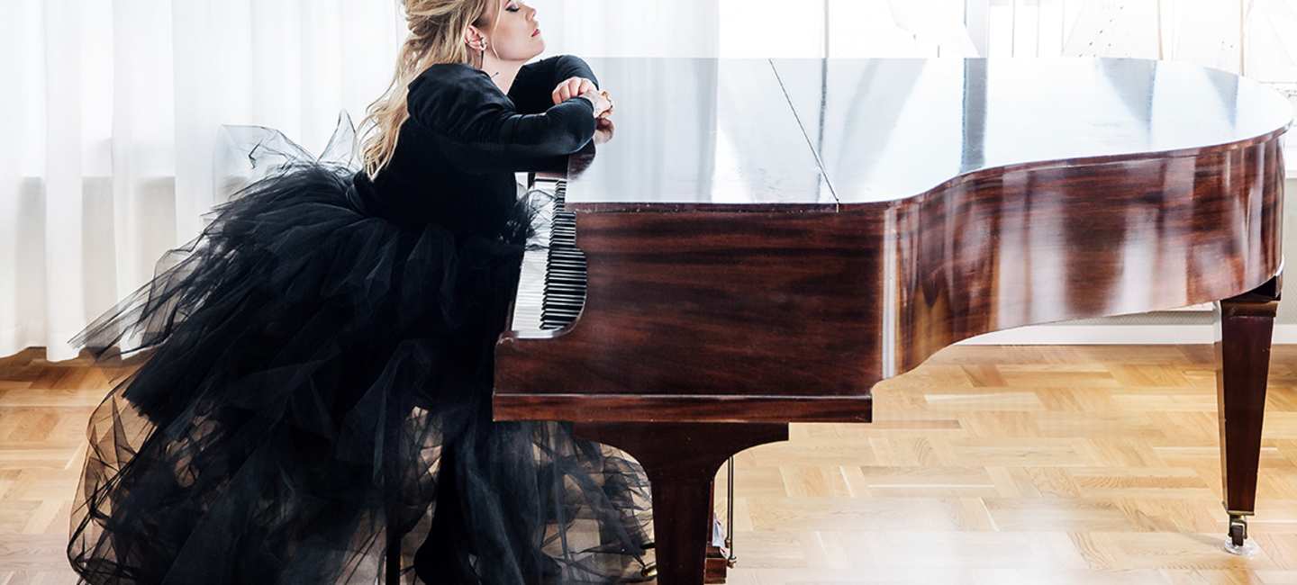Julia Frej vid ett piano