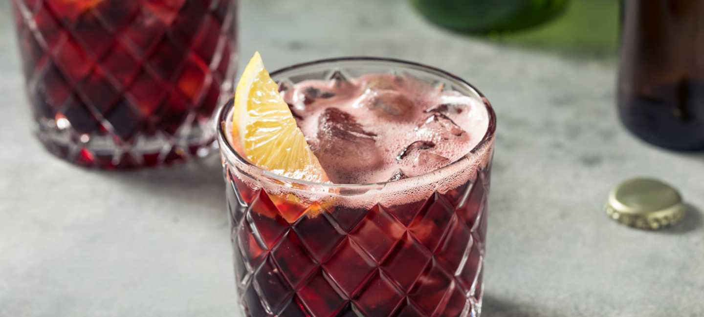 Kalimotxo i glas med is.